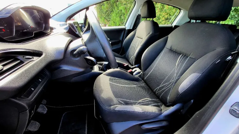 PEUGEOT 208 -