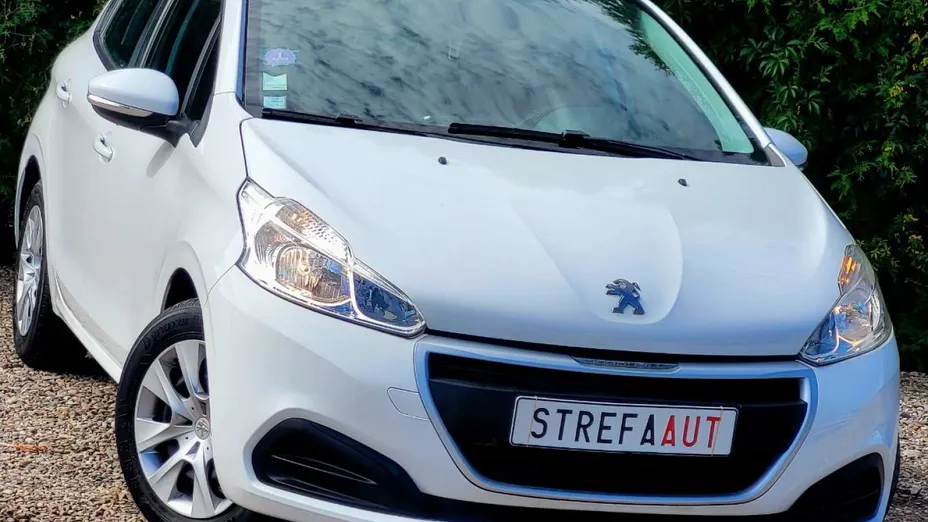 PEUGEOT 208 -