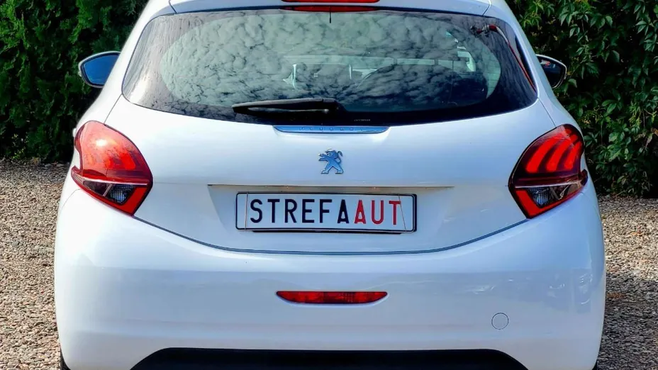 PEUGEOT 208 -