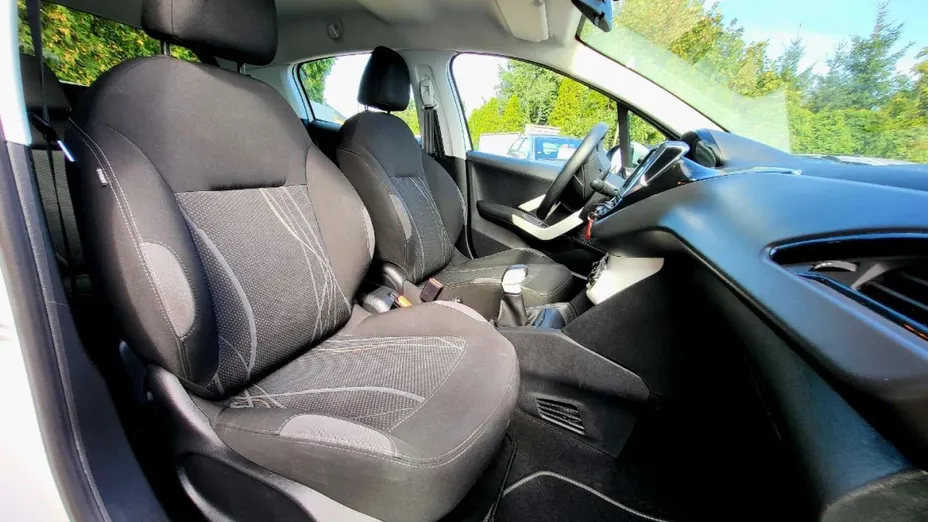 PEUGEOT 208 -