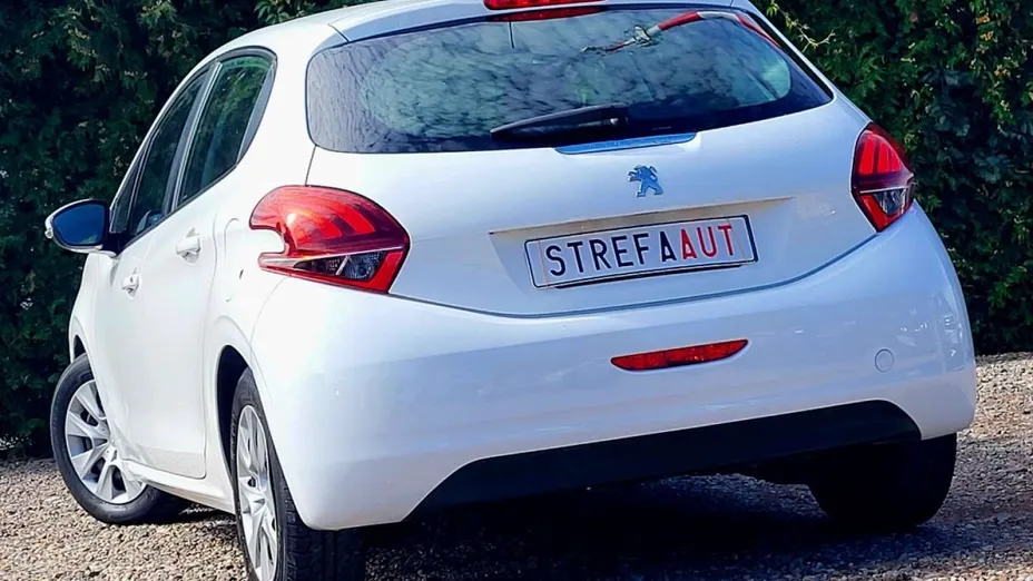 PEUGEOT 208 -