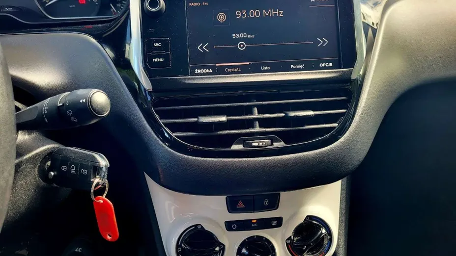 PEUGEOT 208 -