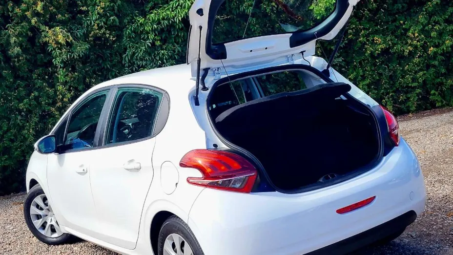PEUGEOT 208 -