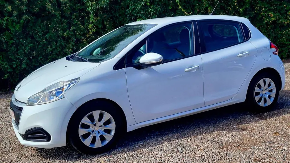 PEUGEOT 208 -