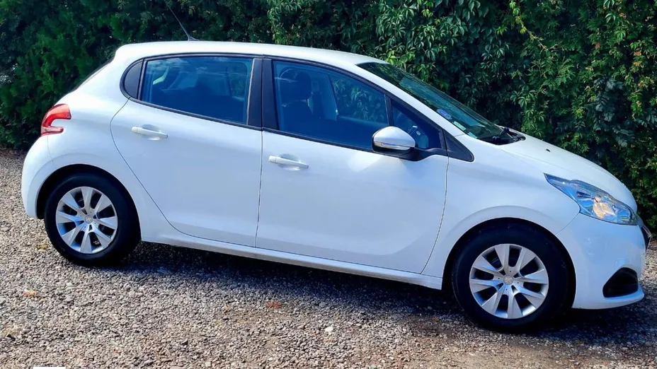 PEUGEOT 208 -