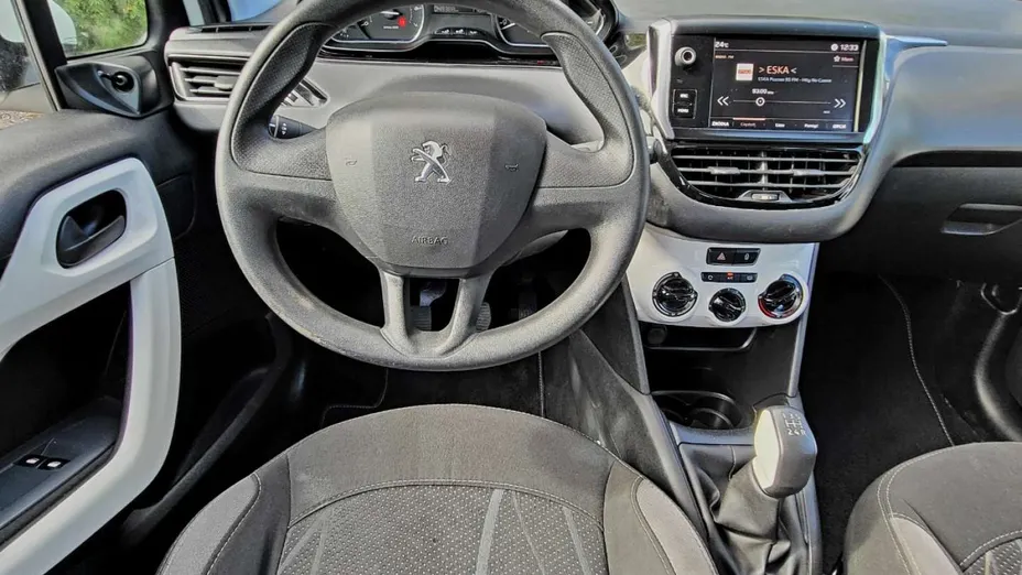 PEUGEOT 208 -