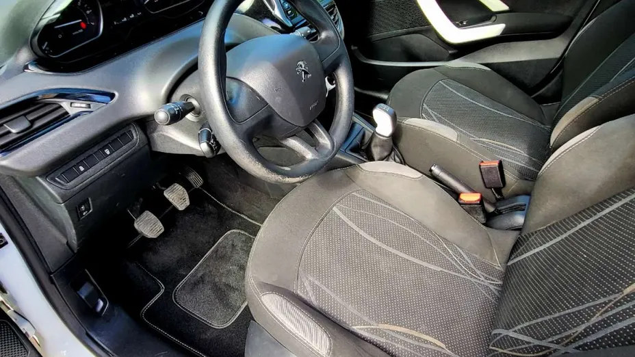 PEUGEOT 208 -