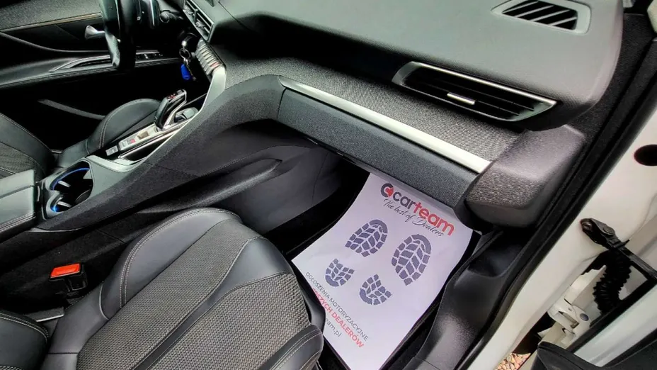PEUGEOT 5008 -