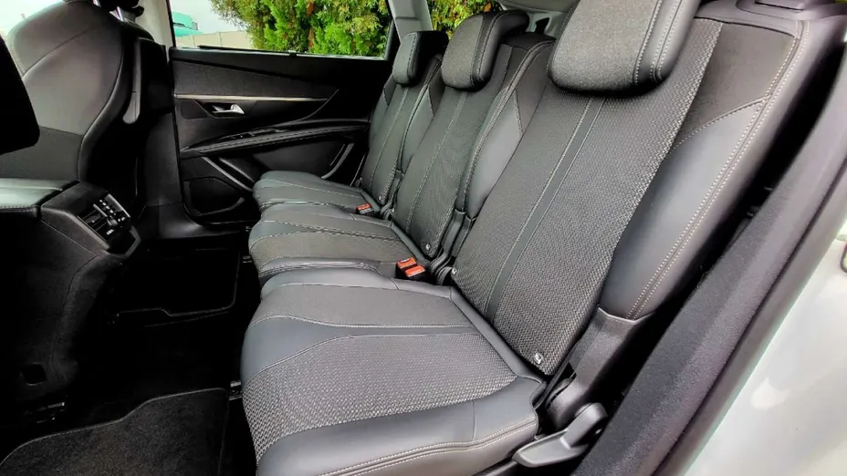 PEUGEOT 5008 -
