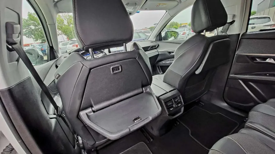 PEUGEOT 5008 -