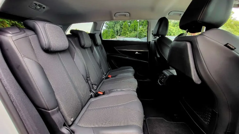 PEUGEOT 5008 -