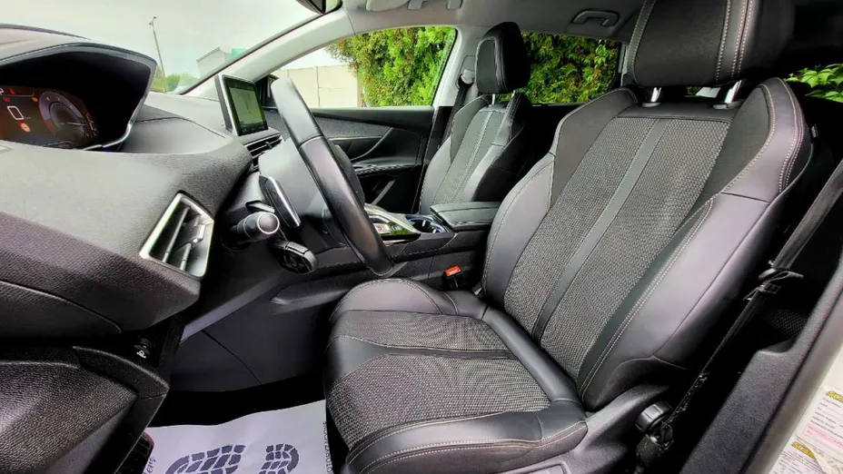 PEUGEOT 5008 -