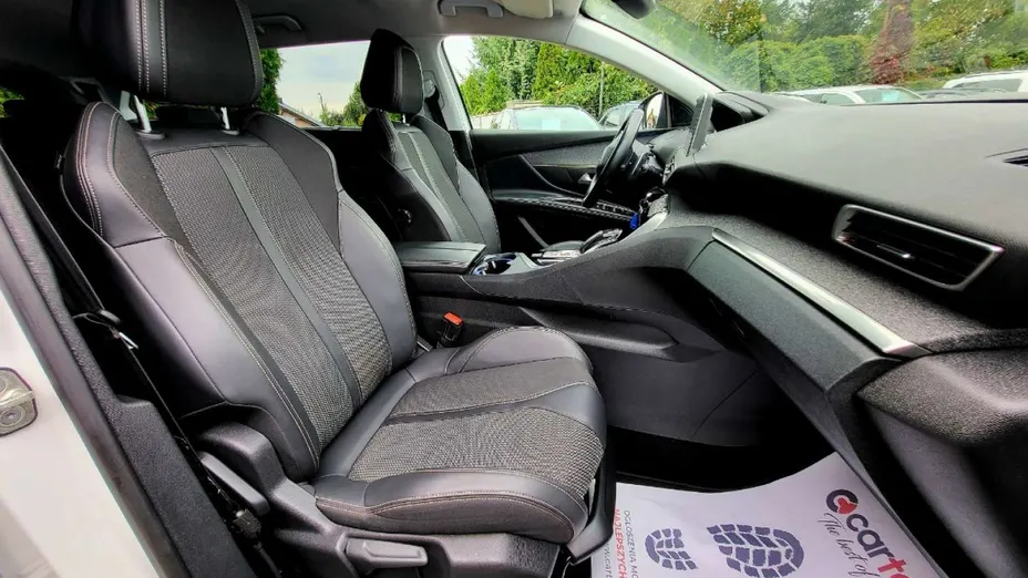 PEUGEOT 5008 -