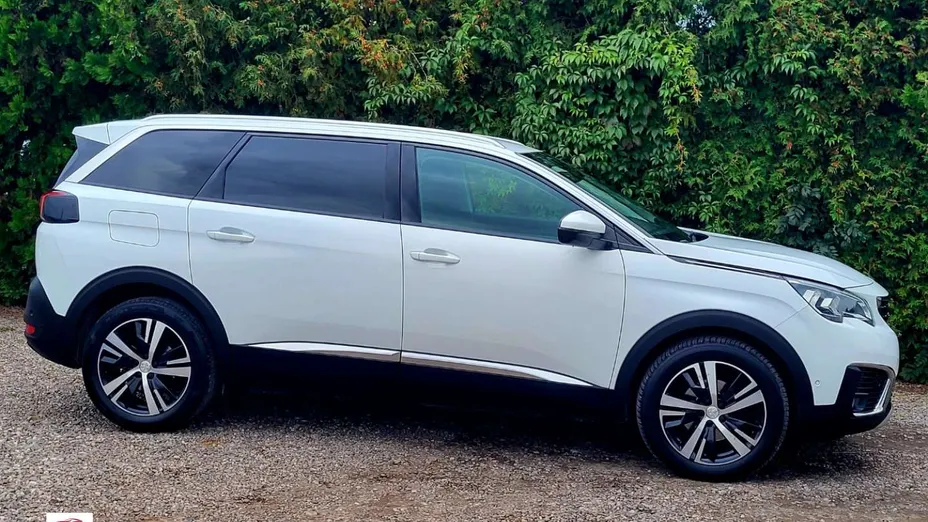 PEUGEOT 5008 -