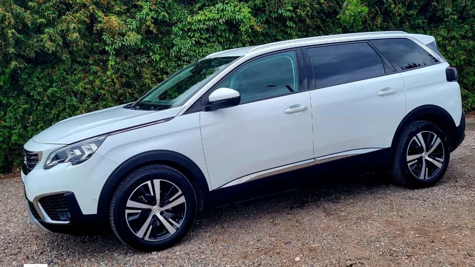 PEUGEOT 5008 -