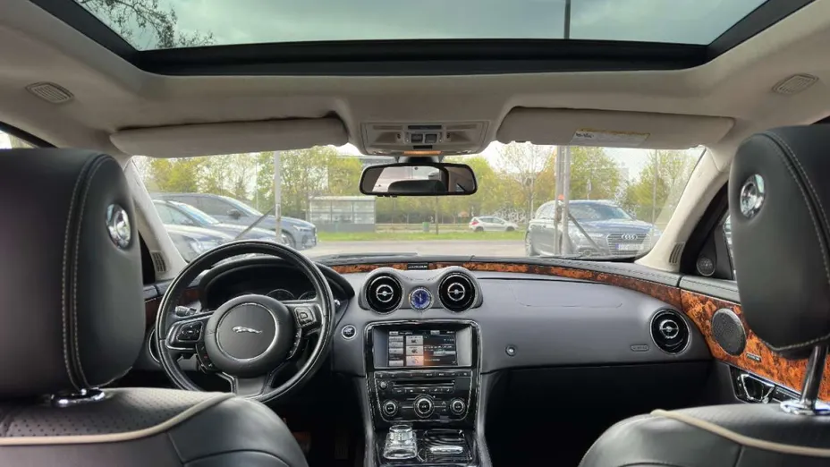 JAGUAR XJ -