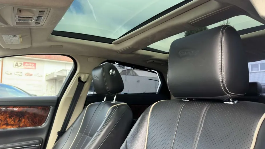 JAGUAR XJ -