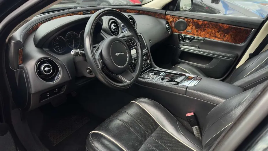 JAGUAR XJ -