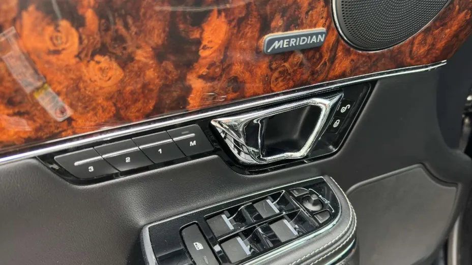 JAGUAR XJ -