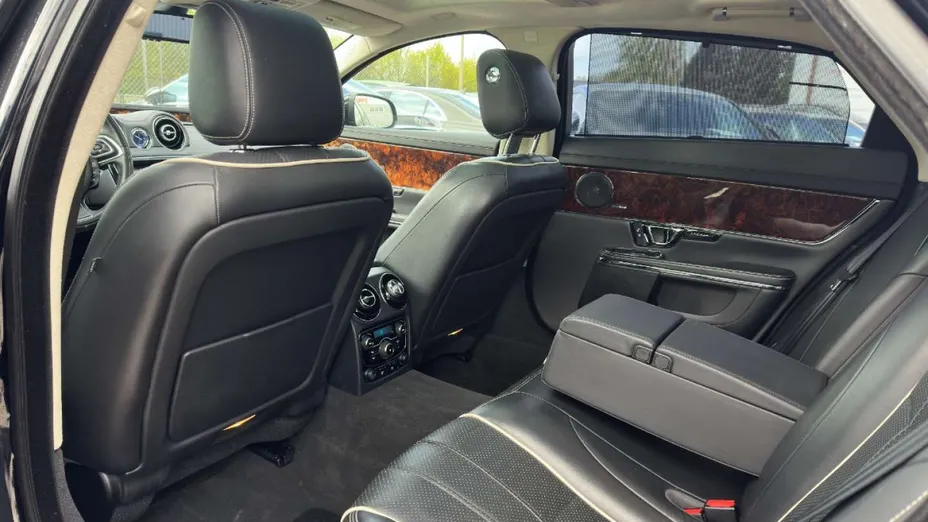 JAGUAR XJ -