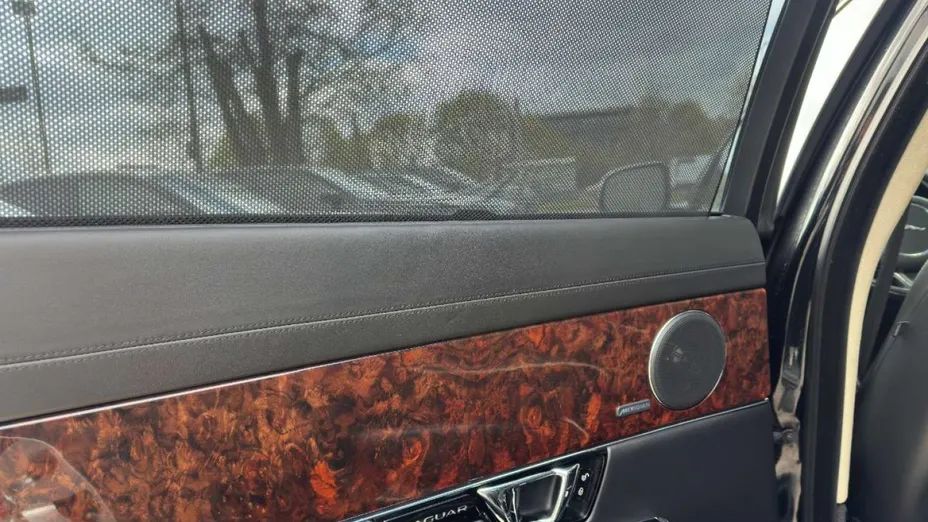 JAGUAR XJ -