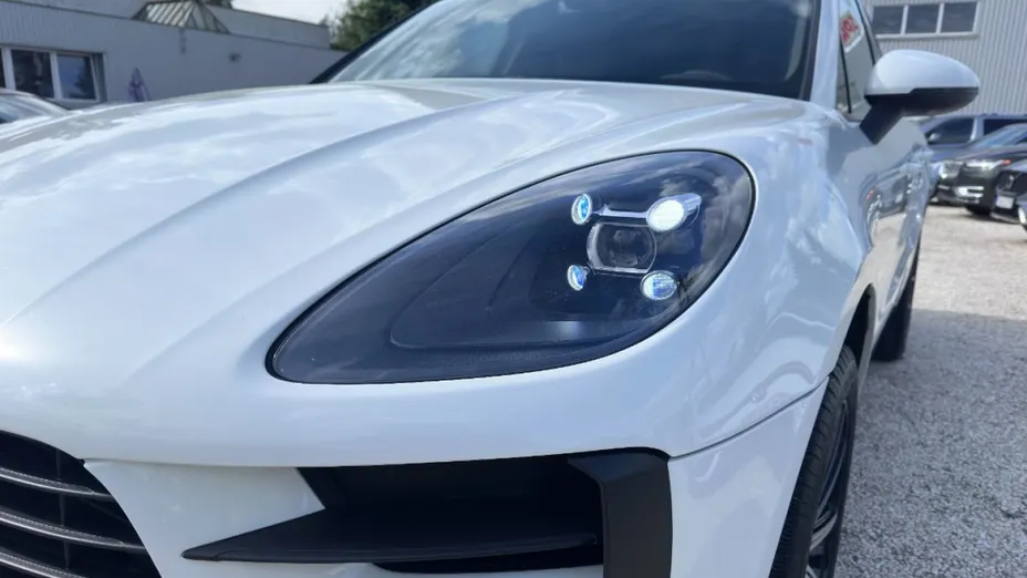 PORSCHE Macan -