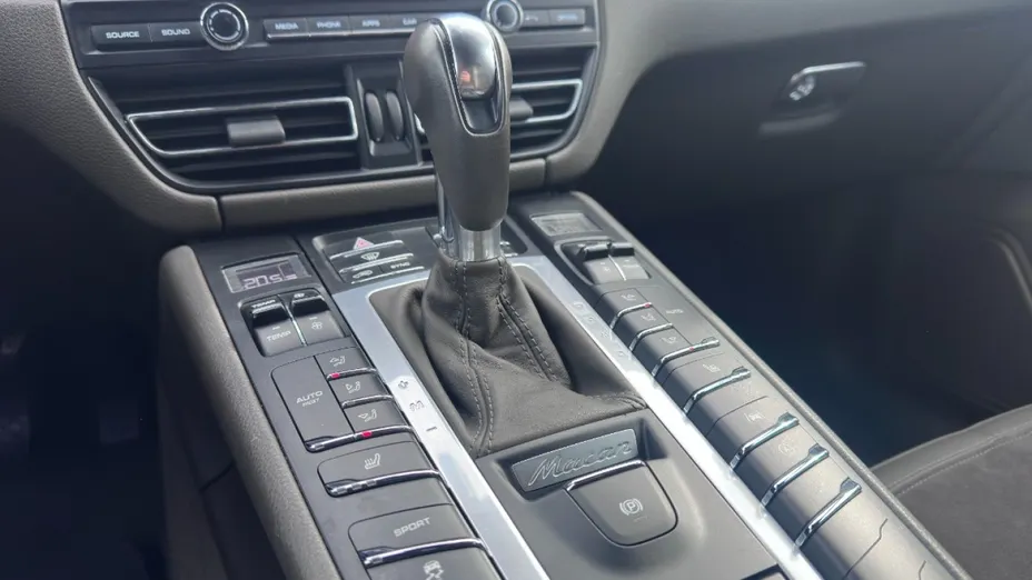 PORSCHE Macan -