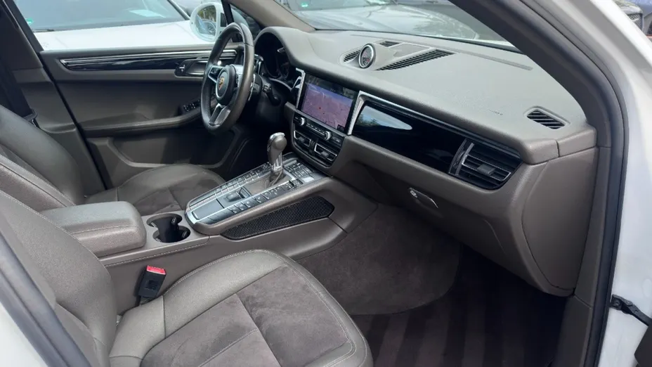 PORSCHE Macan -