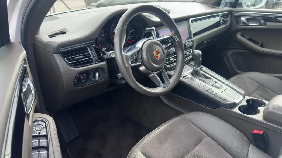 PORSCHE Macan -