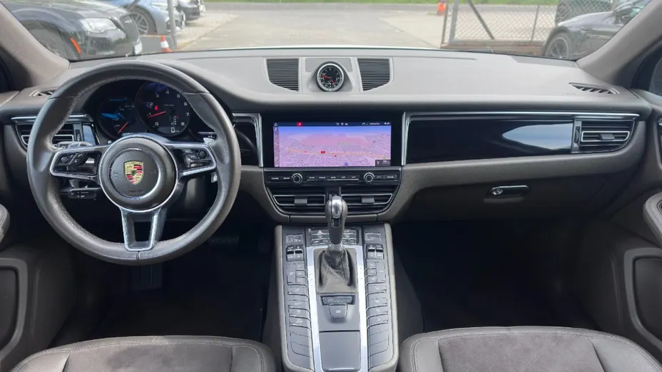 PORSCHE Macan -