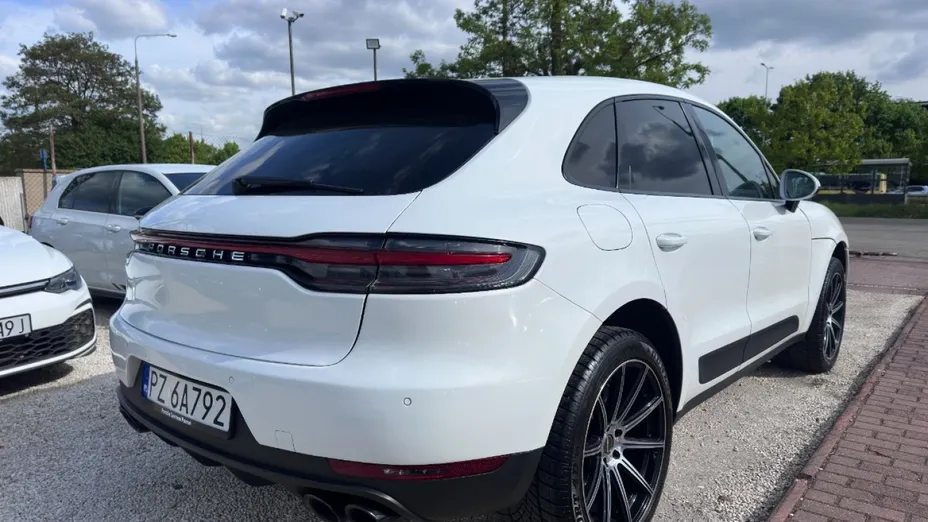 PORSCHE Macan -