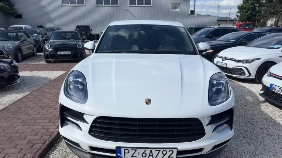 PORSCHE Macan -