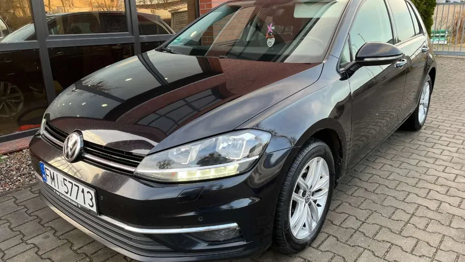 VOLKSWAGEN Golf -