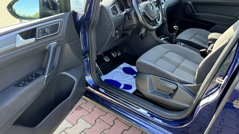 VOLKSWAGEN Golf Sportsvan -