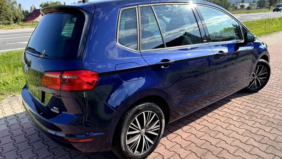 VOLKSWAGEN Golf Sportsvan -
