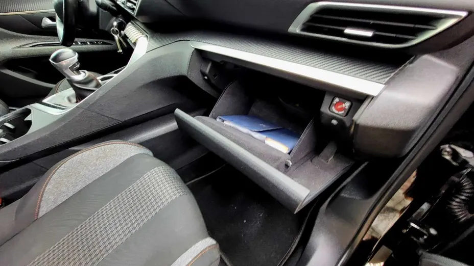PEUGEOT 5008 -