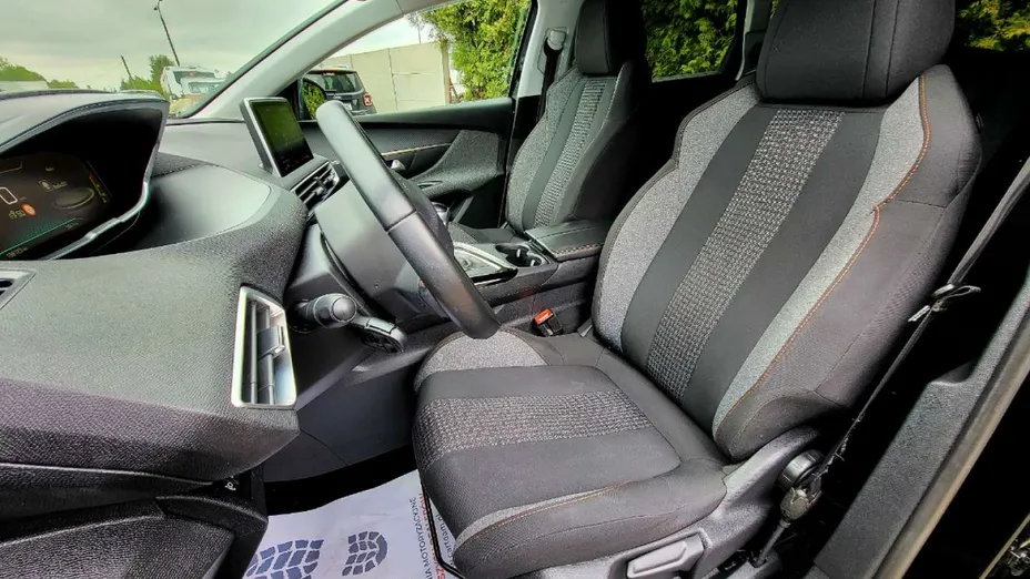 PEUGEOT 5008 -