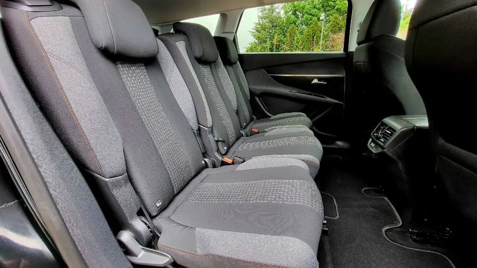 PEUGEOT 5008 -