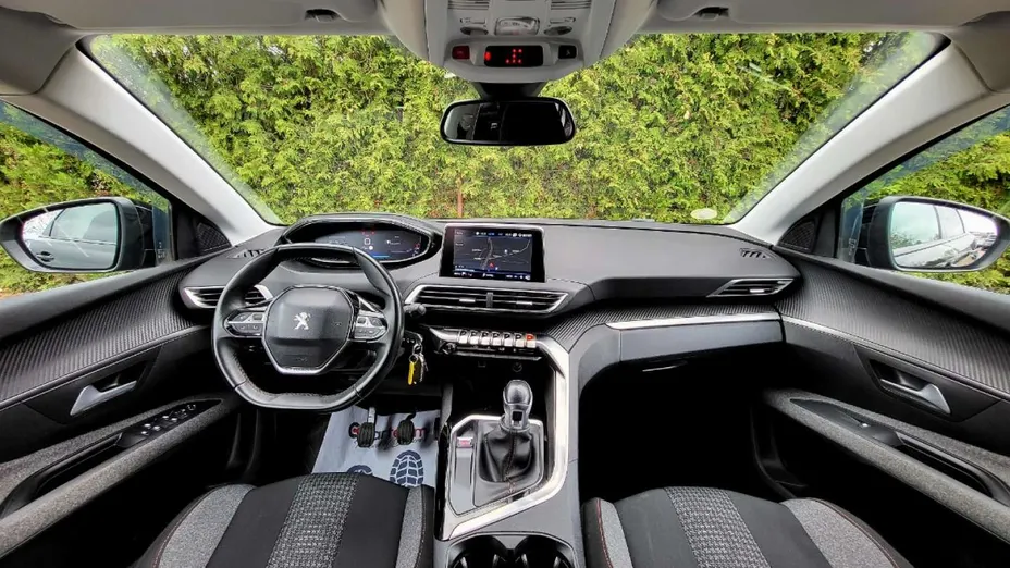 PEUGEOT 5008 -