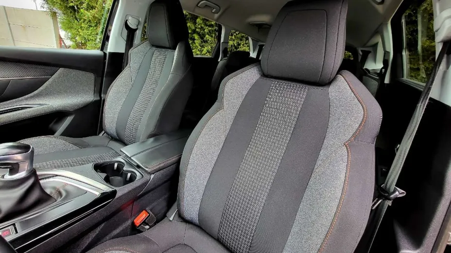 PEUGEOT 5008 -