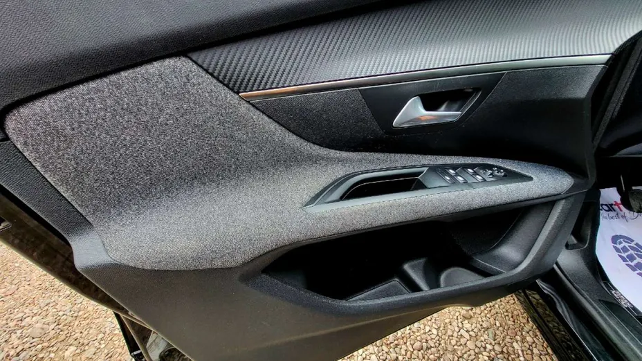 PEUGEOT 5008 -