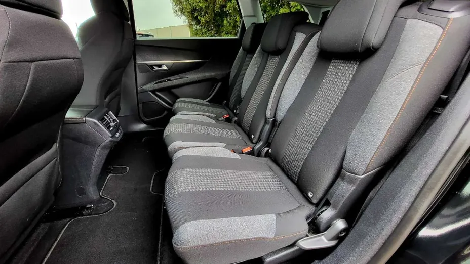 PEUGEOT 5008 -