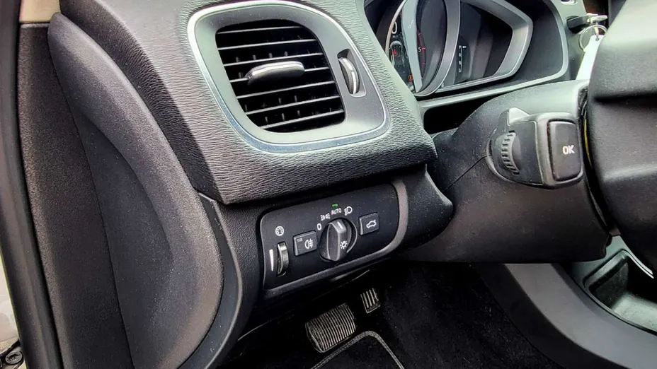 VOLVO V40 -