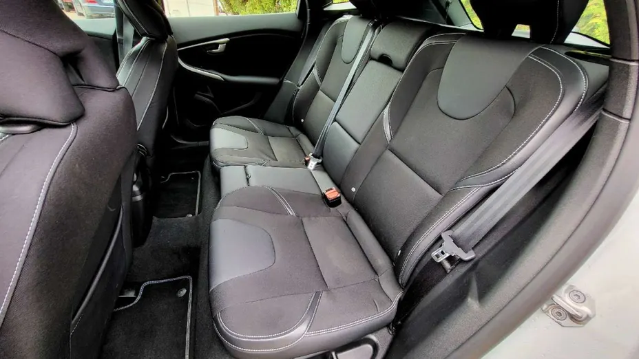VOLVO V40 -