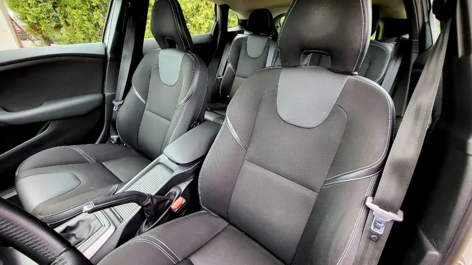 VOLVO V40 -