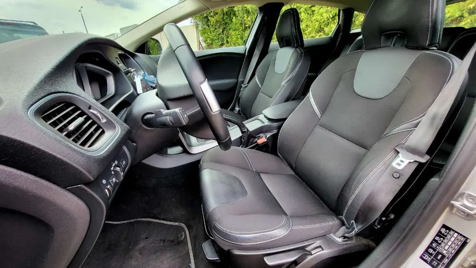 VOLVO V40 -