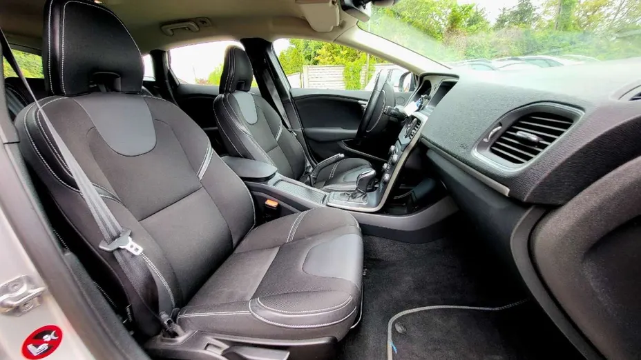 VOLVO V40 -