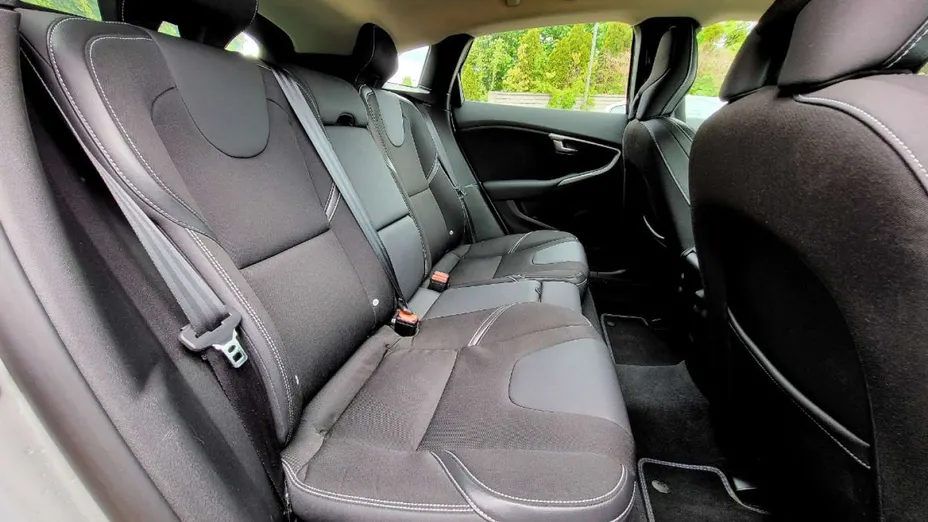 VOLVO V40 -