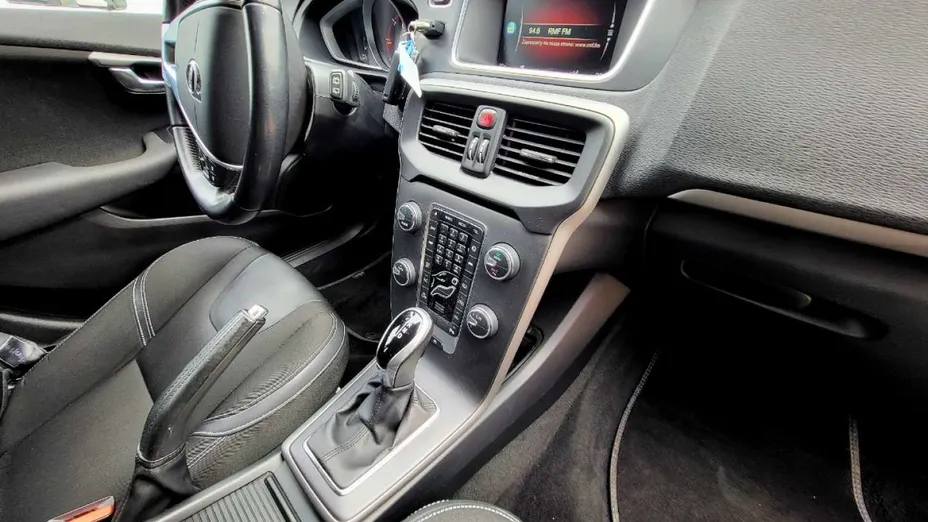 VOLVO V40 -