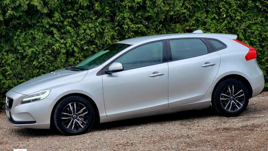 VOLVO V40 -